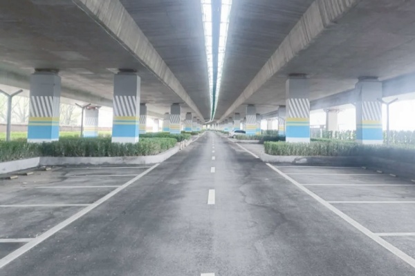 城阳巧思激活闲置地，30个停车场新增万余泊位破解停车难题