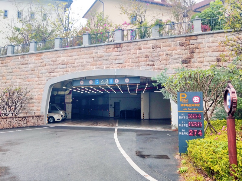 广东东莞华为松山湖基地停车场车位引导系统及设备案例