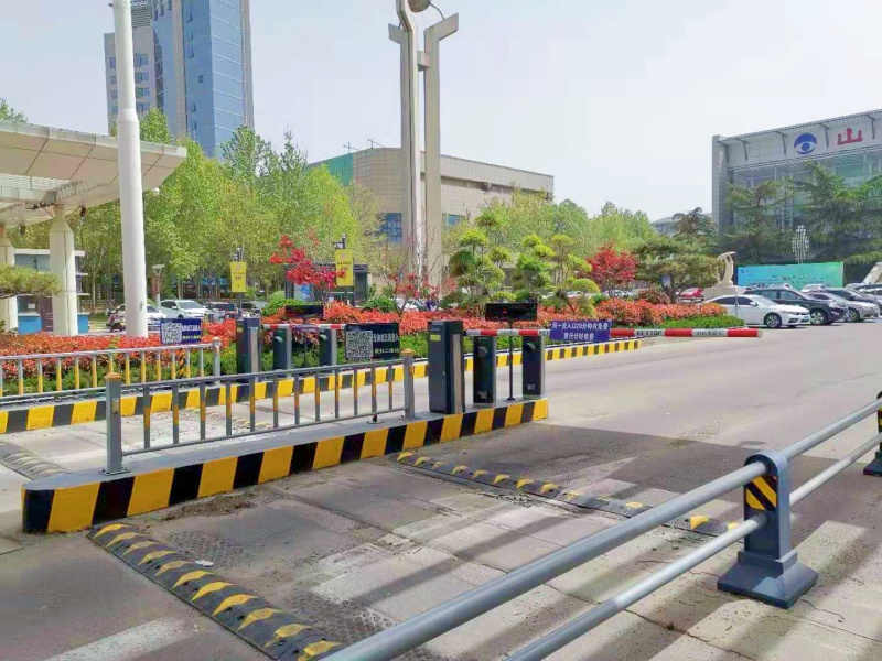 济南山东省体育中心停车场道闸系统及设备案例