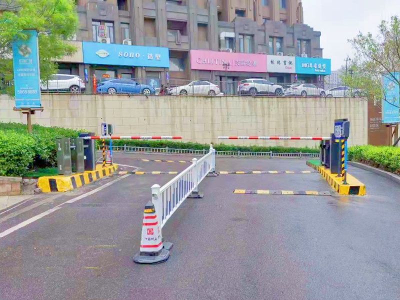 济南中海环宇城购物中心停车场道闸系统及设备案例