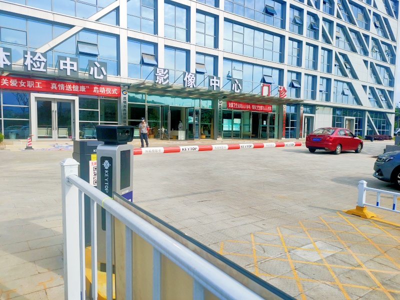 云南昆明医科肿瘤医院停车场道闸系统及设备案例