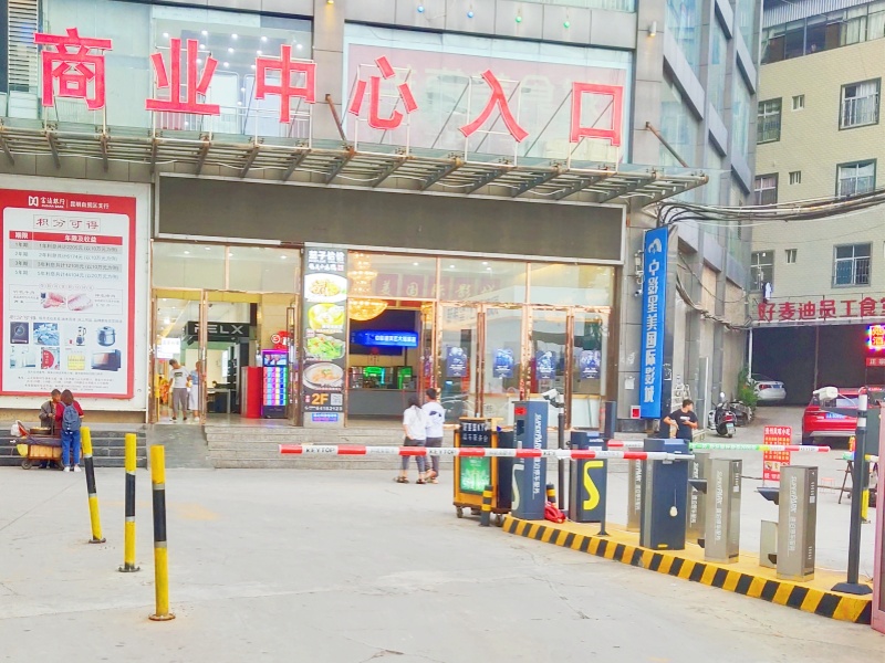 云南昆明羊甫商业中心停车场收费管理系统及设备案例