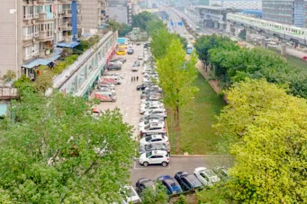 闲置地的华丽转身成惠民停车场，九龙街道水碾社区的停车变革