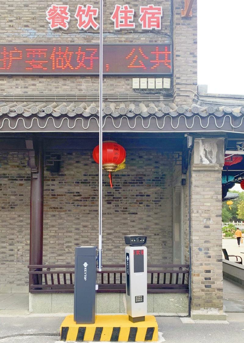 江苏盐城盐镇水街免取卡停车场道闸系统及设备案例