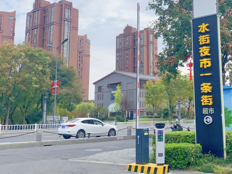 江苏盐城盐镇水街免取卡停车场道闸系统及设备案例