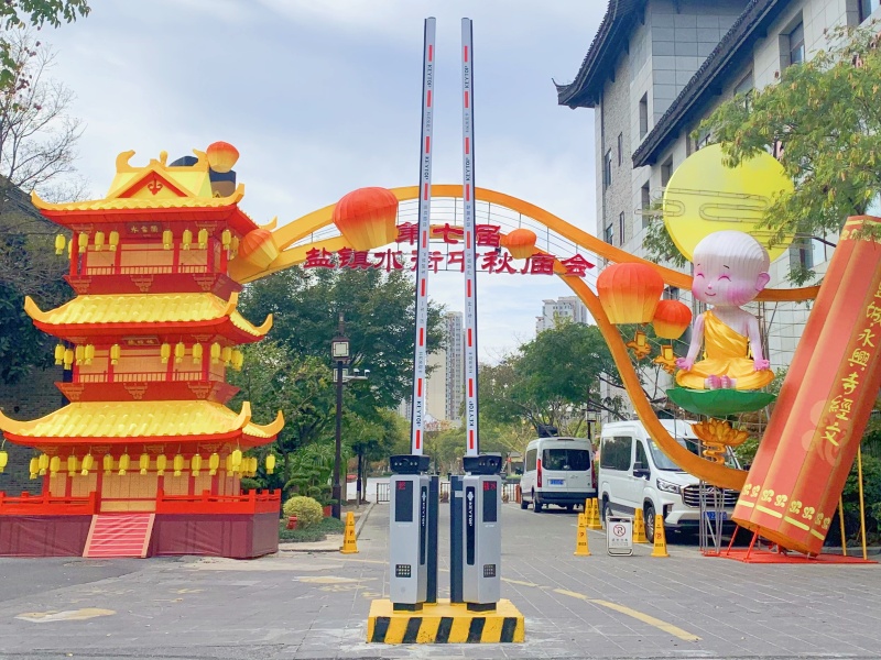 江苏盐城盐镇水街免取卡停车场道闸系统及设备案例