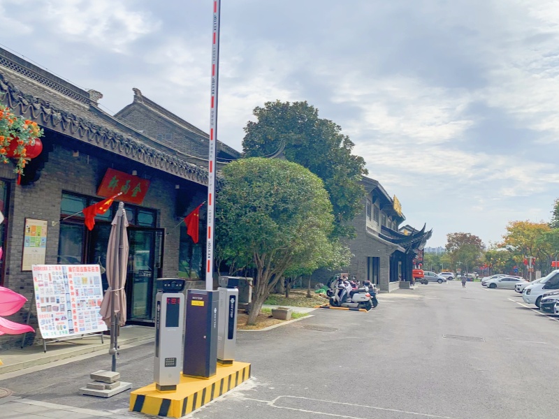 江苏盐城盐镇水街免取卡停车场道闸系统及设备案例
