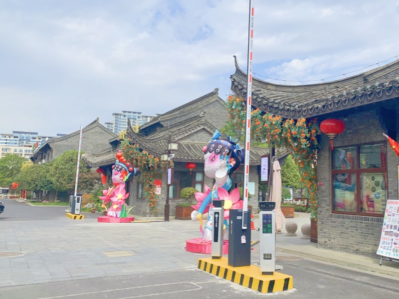 江苏盐城盐镇水街免取卡停车场道闸系统及设备案例