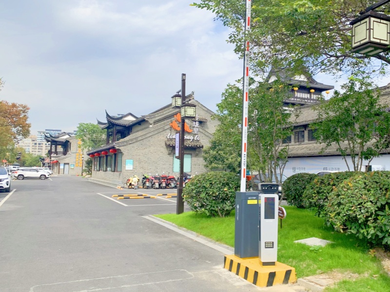 江苏盐城盐镇水街免取卡停车场道闸系统及设备案例