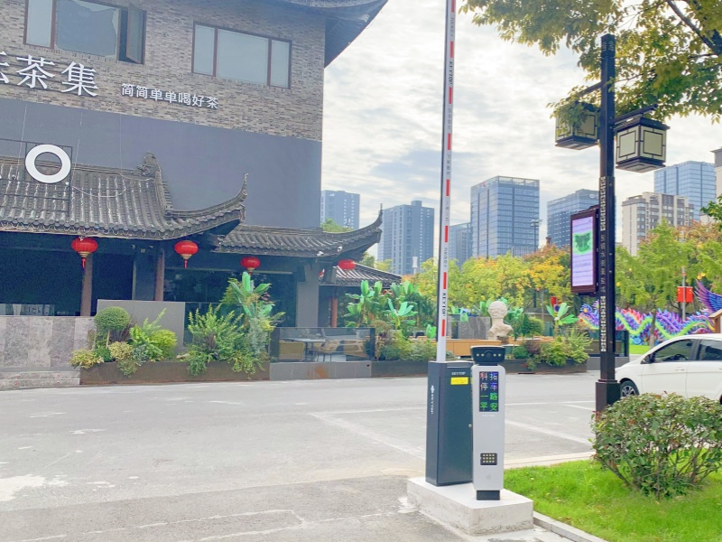 江苏盐城盐镇水街免取卡停车场道闸系统及设备案例