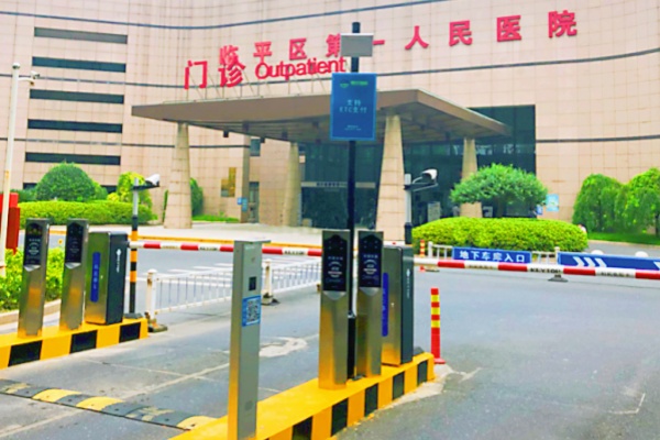 医院停车场如何快速找到空车位？医院室内停车场找车位技巧攻略