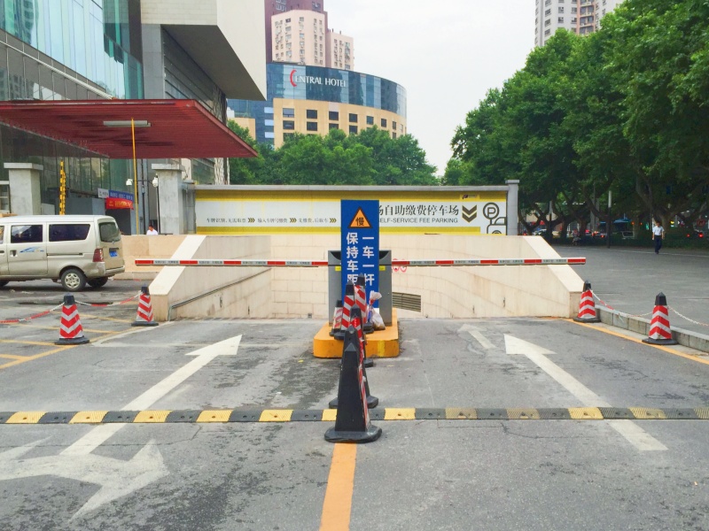 江苏南京德基广场停车场收费管理系统及设备案例