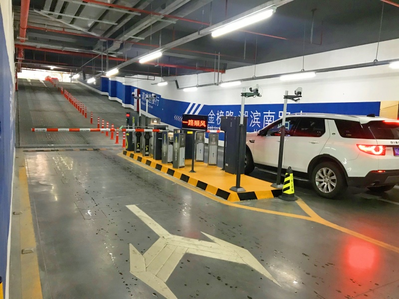 福建厦门华润万象城停车场收费管理系统及设备案例
