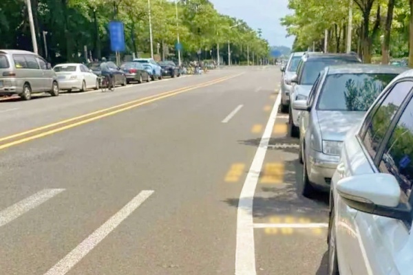 路边停车欠费近五千元遭催缴引发热议，智慧停车路在何方？