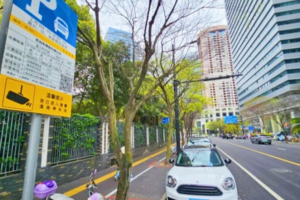 上海推进智慧停车管理改革，车主体验引发费用与便利性讨论