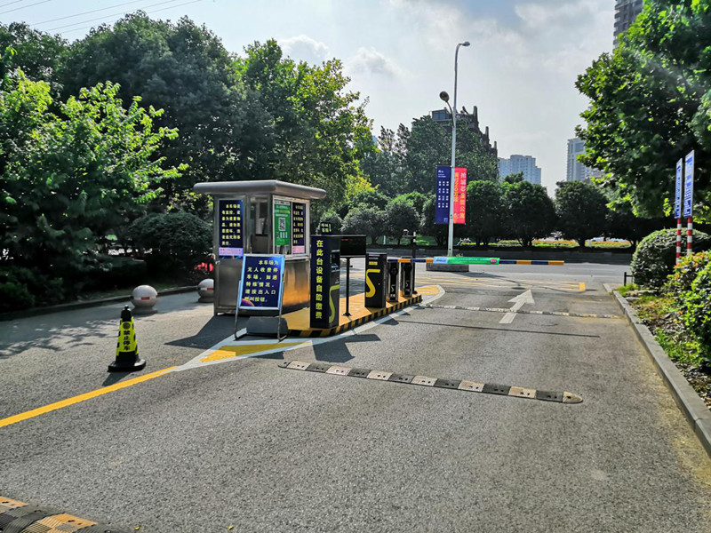 南京雨花台区湖景体育公园停车场收费管理系统及设备案例