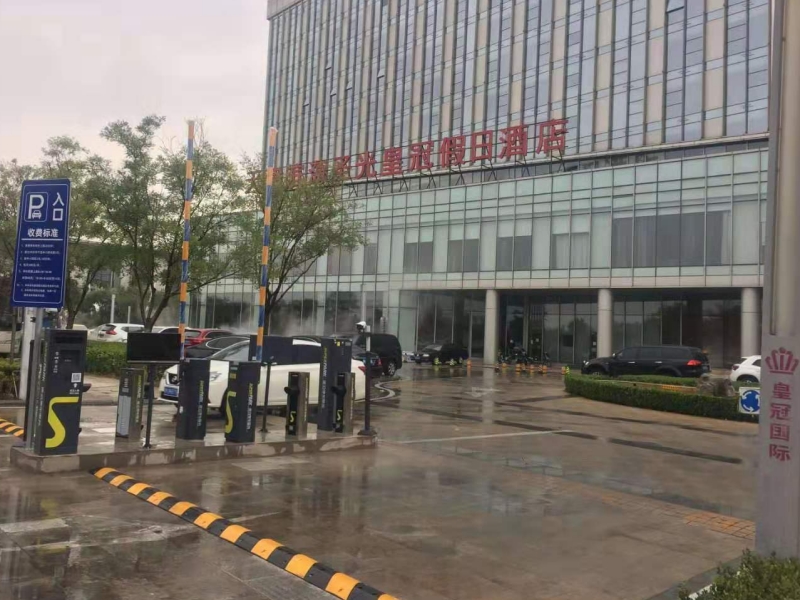 天津滨海圣光皇冠假日酒店停车场收费管理系统及设备案例