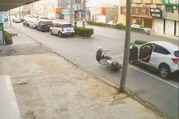 停车位设置惹争议！如东“开门杀”事故背后的安全隐患
