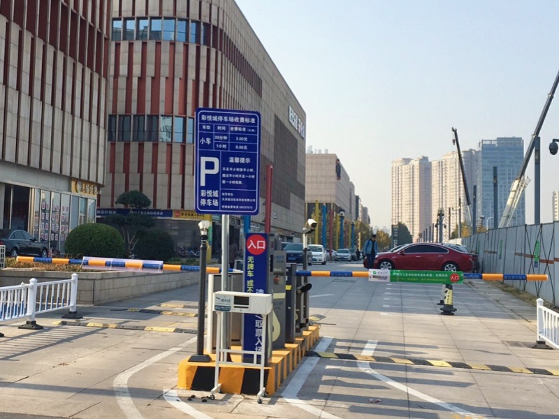 天津河西区阳光乐园彩悦城停车场道闸系统及设备案例