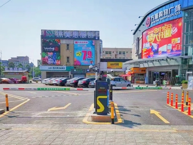 广东莞万隆购物广场人和百货停车场道闸系统及设备案例