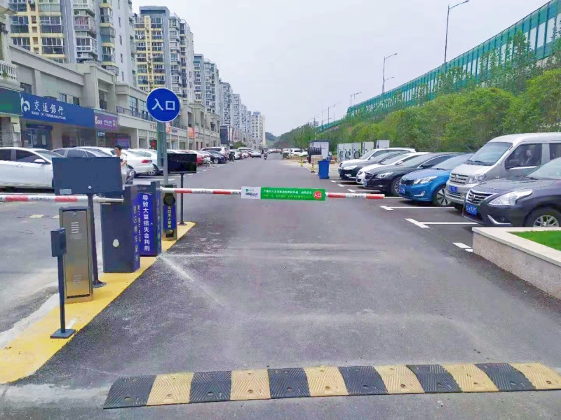 南京浦东花园商业区停车场收费管理系统及设备案例