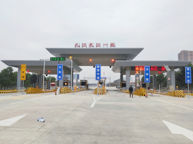 江西九江长江一桥公路道闸系统及设备案例