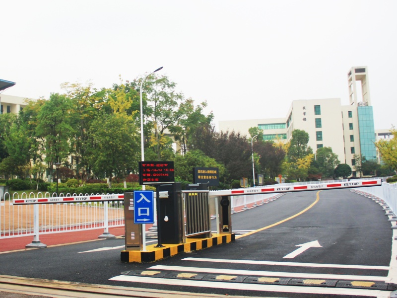 湖南长沙职教城停车场道闸系统及设备案例