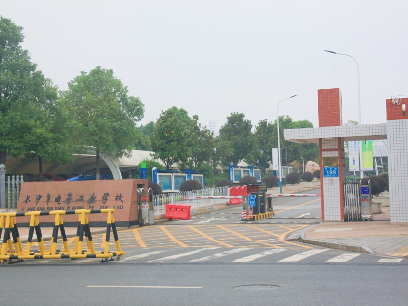湖南长沙职教城停车场道闸系统及设备案例