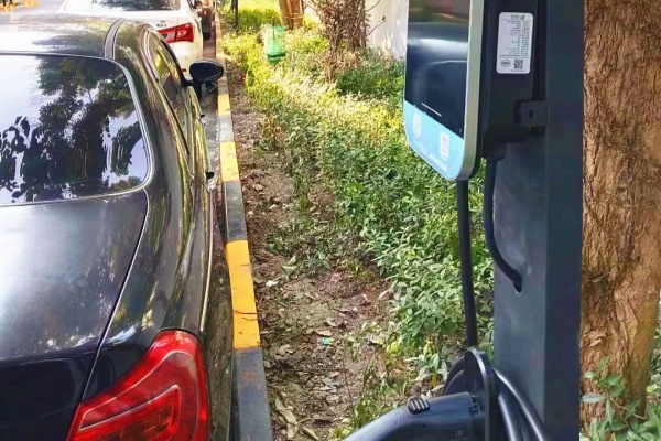 科技创新解决停车充电难题，彭浦小区共享充电桩项目助力居民自治