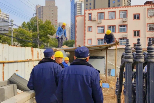 上海静安执法队打击违法建筑，共建安全文明城市停车场