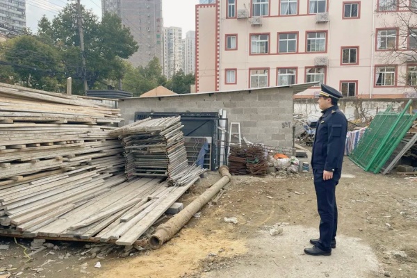 上海静安执法队打击违法建筑，共建安全文明城市停车场