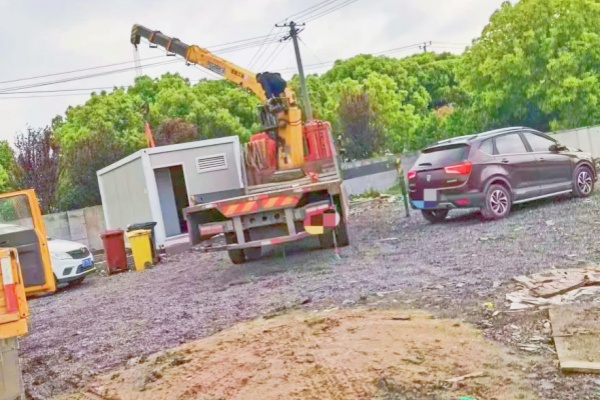上海松江城管及时查处停车场内违建，维护城市环境秩序与安全