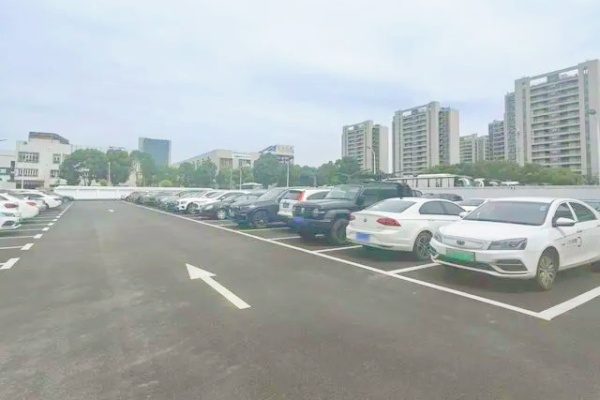 闵行区张慕春申园新增停车场，解决居民停车难题