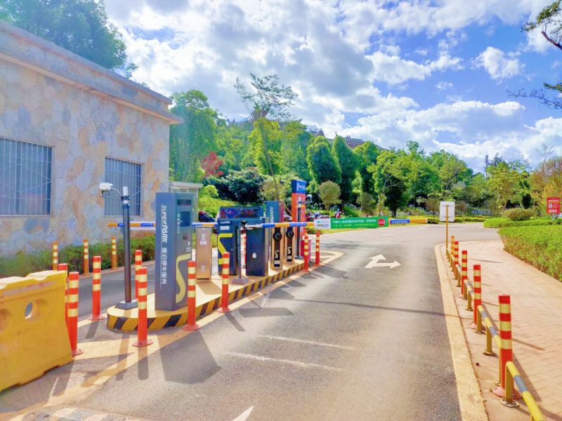 云南昆明古滇朵拉萌宠乐园停车场道闸系统及设备案例