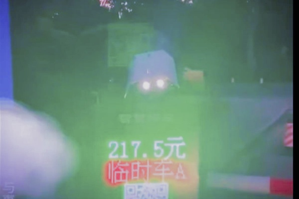 假日高价停车费引热议：创新举措能否替代传统涨价？