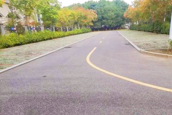 六安光明路小学门前停车场之困，学校停车场被社会车辆长期霸占