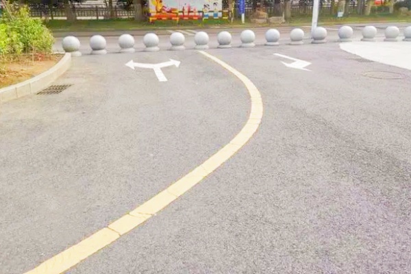 六安光明路小学门前停车场之困，学校停车场被社会车辆长期霸占