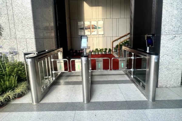 人脸识别道闸如何重塑通行管理？从技术原理到选型指南