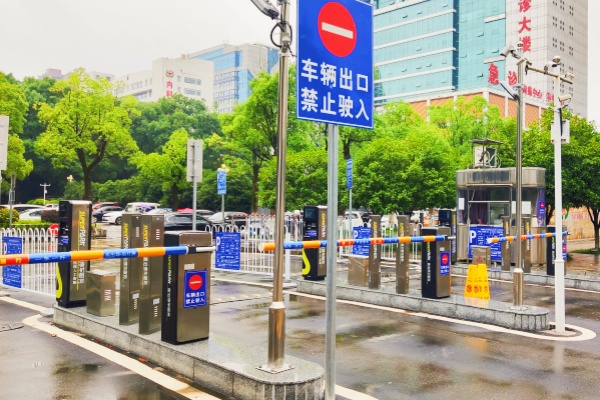 智能道闸系统深度解析：现代停车场管理的核心解决方案