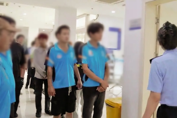 青浦宝龙商圈设55个骑手专用车位，警企协作破解配送停车难题