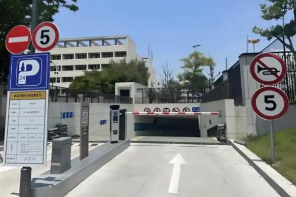 杭州钱塘区破解“停车难”：空间巧用+智慧管理见实效