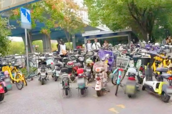 武汉地铁口非机动车停车场投用，日均投诉量降至零