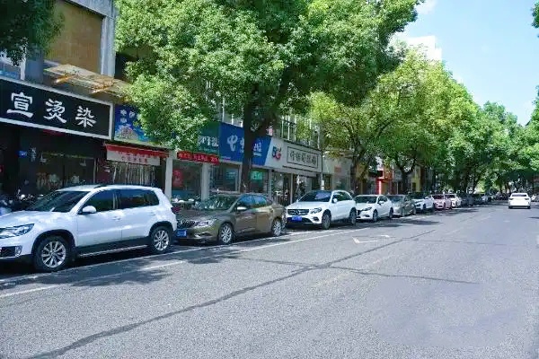 株洲石峰区田心片区智慧停车诱导系统部分启用，助力交通优化