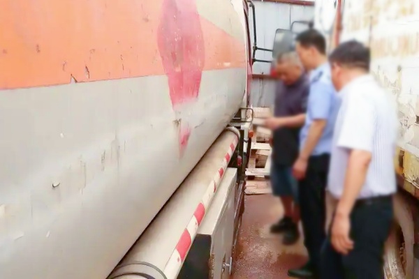 四川遂宁成功查处停车场内黑加油点，专项整治行动持续推进