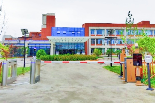 道闸收费系统哪家好？停车场道闸多维度挑选指南助您决策