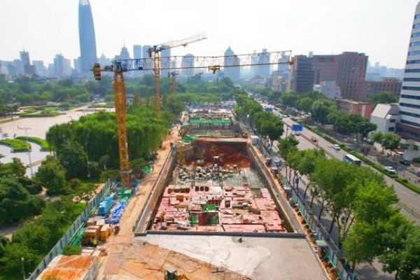 泉城广场智慧停车场项目施工推进，地下通道与停车场同步建设