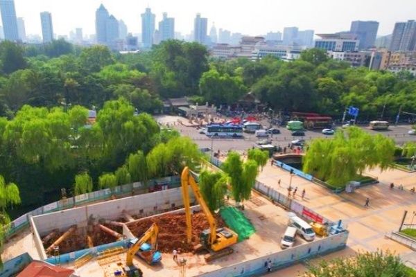 泉城广场智慧停车场项目施工推进，地下通道与停车场同步建设