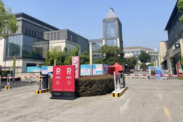 一进一出停车场系统：三种主流出入通道模式的技术解析与选型指南