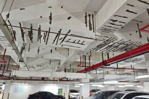 滨江沿江景观停车场梁柱钢筋存安全隐患，管理方拟出维修计划
