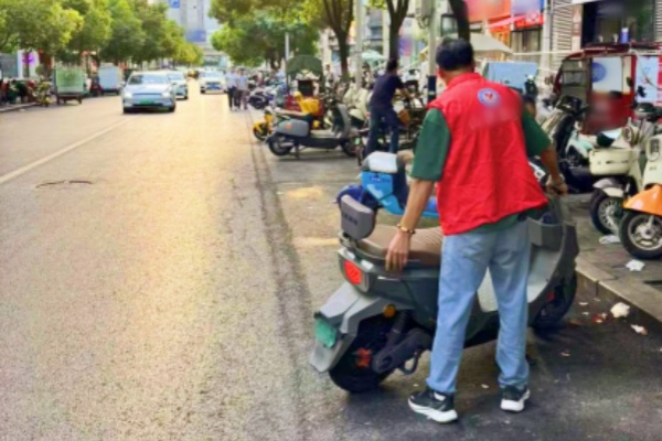 实地探访乌江路：“停车乱”整治见实效，社区与城管联动破解民生难题